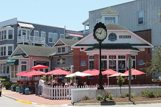 Full Moon Outdoor Dining in Manteo NC