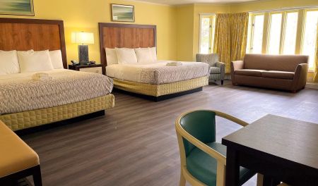 Heart of Manteo Motor Lodge, Two King Family Room