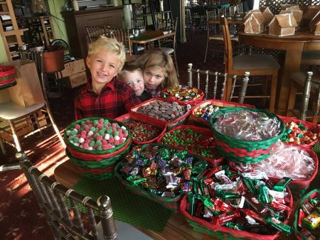 Argyle's Restaurant, 10th Annual Gingerbread House Decorating Class