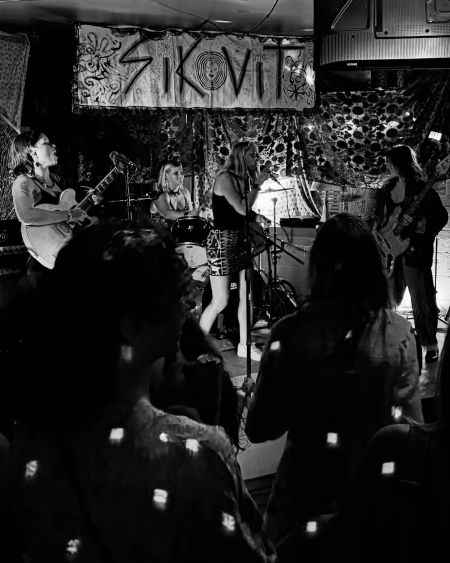 Fish Heads Bar & Grill, Sikovit and Cor De Lux