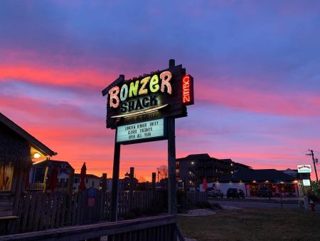 Bonzer Shack Bar & Grill, Mom Petty