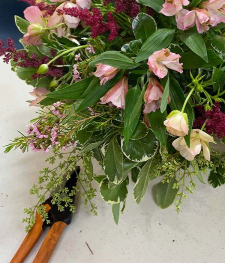 Elizabethan Gardens, ‘Sip & Snip’ Centerpiece Workshop