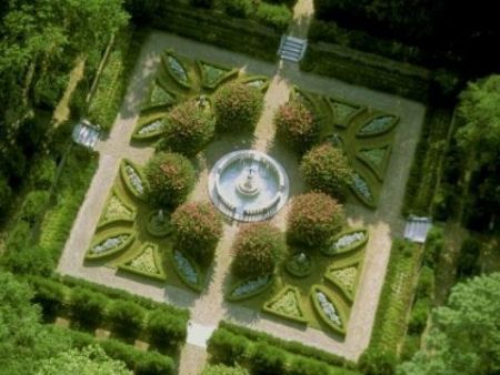 Elizabethan Gardens, Minty Tuesdays