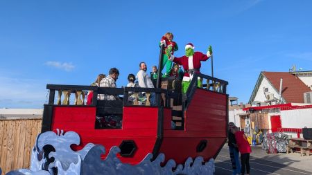 Jolly Roger Restaurant, Lunch with The Grinch