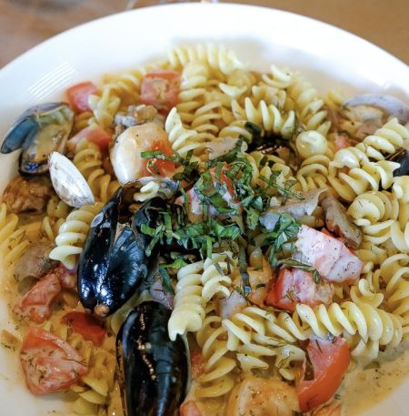 Mike Dianna's Grill Room, Seafood Pasta