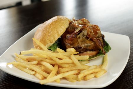 Stripers Bar and Grille Manteo, Hamburger