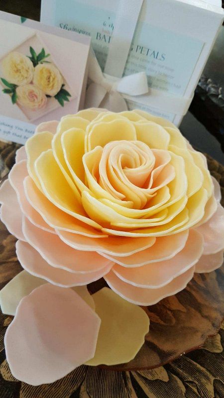 Lady Victorian Duck NC Fashion, Large Soap Flower