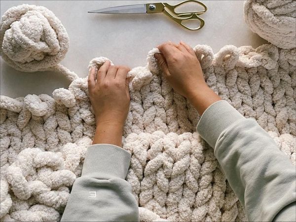 Chunky Knit Blanket Workshop Featuring New Herringbone Knit AR